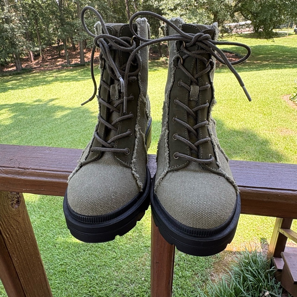 Rocket Dog Women’s Olive Green Lace up Round Toe Boots
